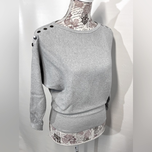 🛍️CARMEN MARC VALVO Light gray bat wing sweater size S. - Picture 1 of 12